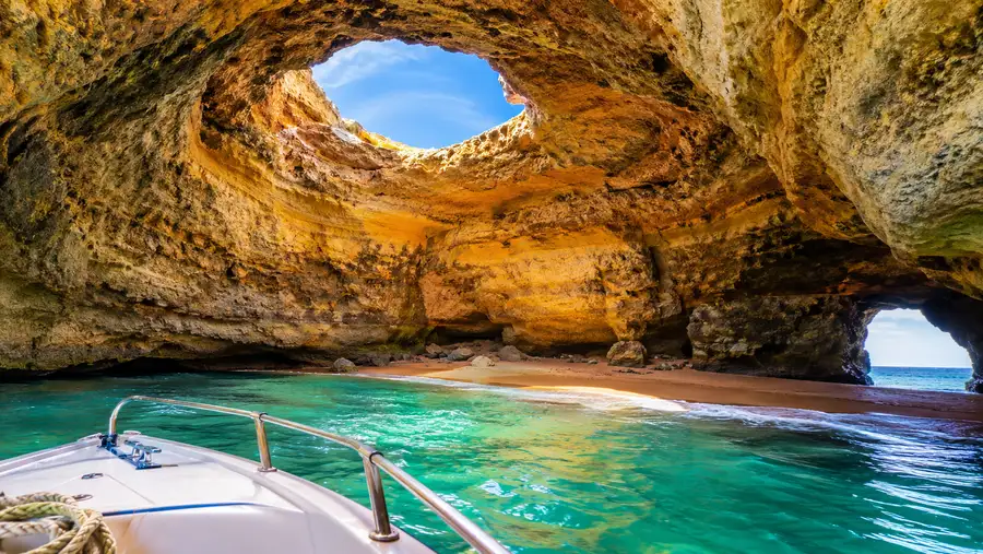 Praia de Benagil: Beach Guide and Visiting the Cave Beach