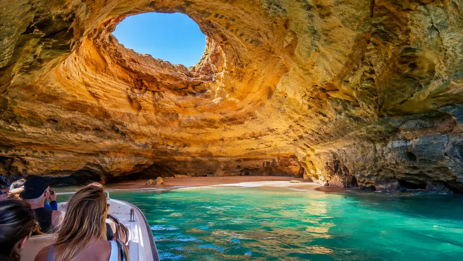 Praia de Benagil: Beach Guide and Visiting the Cave Beach