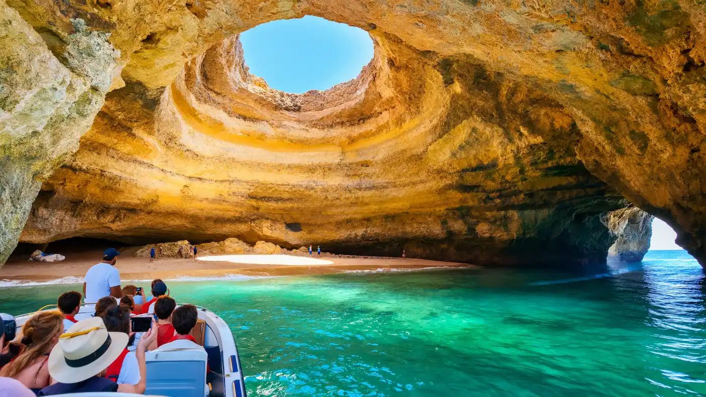 Praia de Benagil: Beach Guide and Visiting the Cave Beach